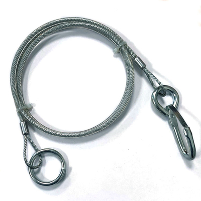 El nilón cubrió la cuerda de alambre de acero inoxidable colorida de 4m m con los ojeteador y el gancho de la seguridad